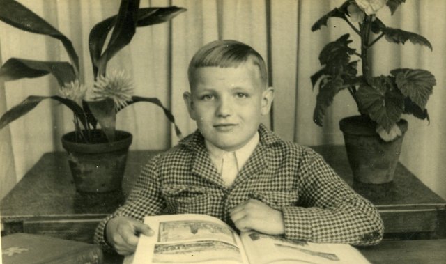 Remi Bekaert leest een boek